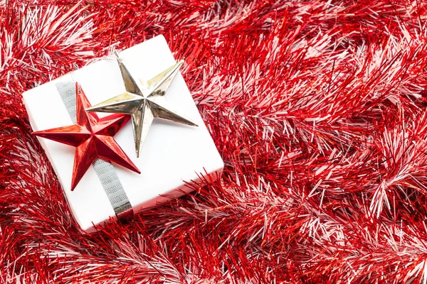 크리스마스 선물 상자와 빨간 전나무 나뭇가지에 장식 — 스톡 사진