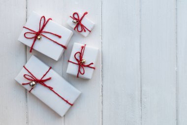 Beyaz tahta arka plan olarak el yapımı hediye kutuları. 