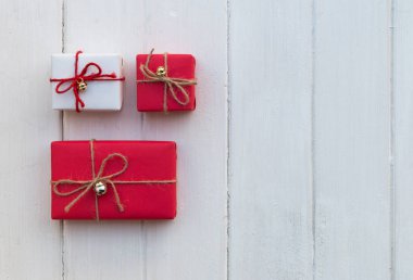 Beyaz tahta arka plan olarak el yapımı hediye kutuları