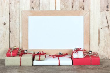 Noel dekorasyonu ve beyaz tahta üzerinde ahşap 