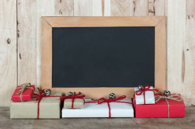 Noel dekorasyonu ve ahşap tahtaya