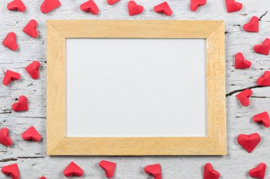 Beyaz tahta origami kalp şekli Kağıt ahşap kağıt üzerinde.