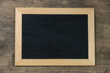 Ahşap üzerine boş yazı tahtası