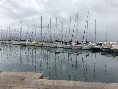 İtalya 'nın Alghero Sardinia limanına bir göz attım.