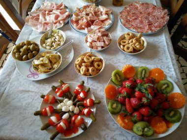 İtalyan Akdeniz diyetinin tipik yemeklerinden bir fotoğraf.