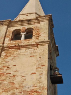 Caorle Venice İtalya 'daki Madonna Dell' angelo kilisesinin çan kulesine bir göz atalım.