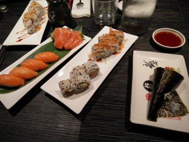 Örneğin geleneksel Japon yemekleri yenmeye hazır.