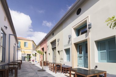 Kıbrıs Rum Kesimi 'nde renkli binaların olduğu bir cadde, Paphos. 