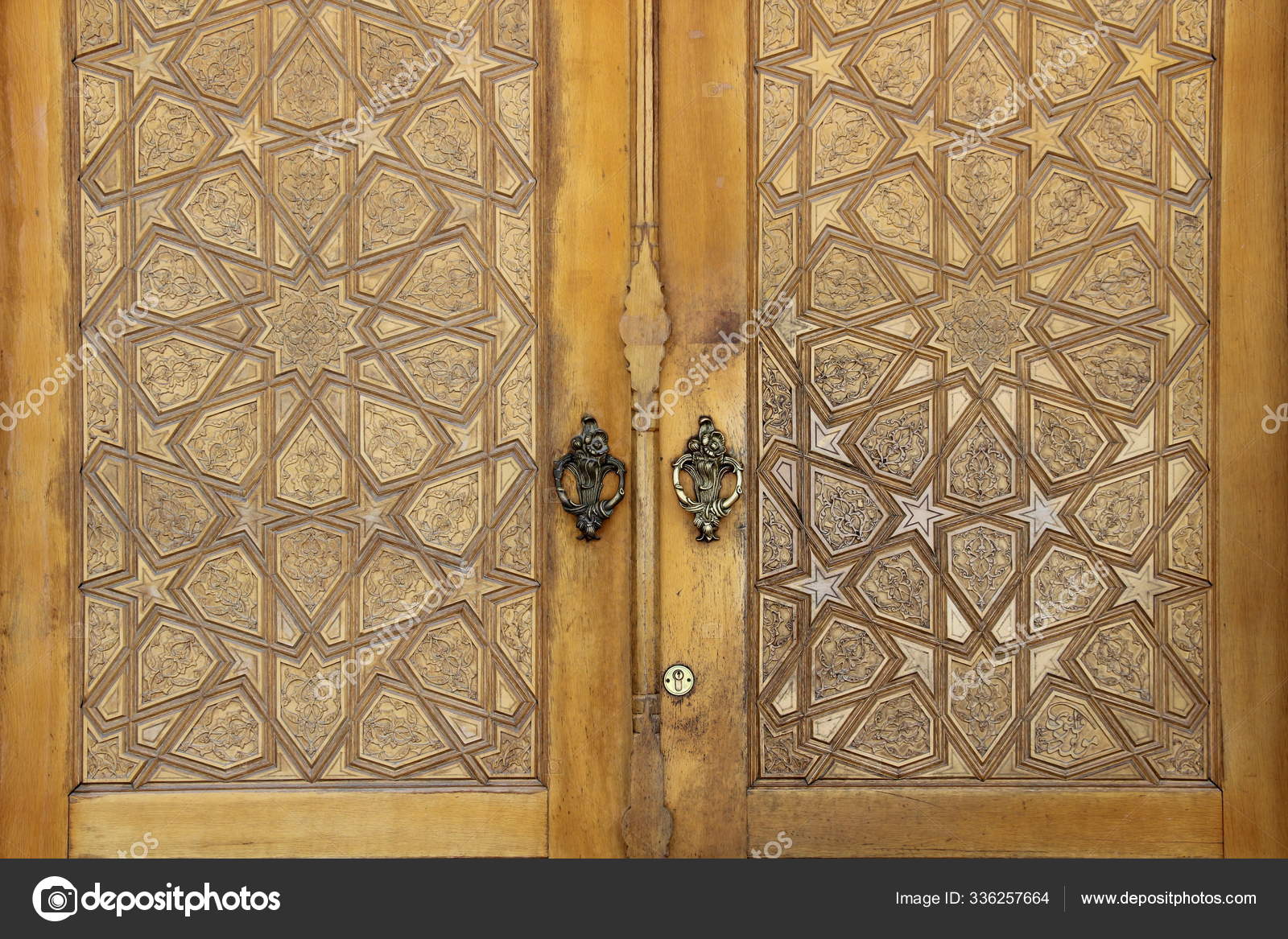 Vieja puerta de estilo antiguo — Foto de stock © Ahmet42 #336257664
