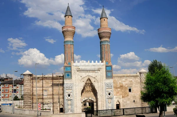 Gok Madrasa Sivas 'tadır. Seljuk döneminde inşa edilmiş. Mimarı Konyali Kaluyan 'dır. Özellikle de portalındaki sanat harikulade.. 