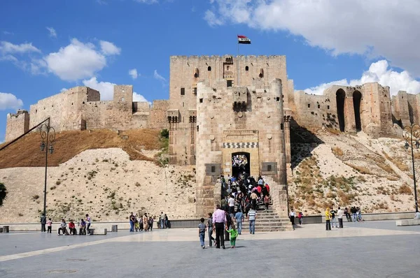 Halep Şatosu Suriye 'de yer almaktadır. Şato Orta Çağ 'da inşa edildi. Castle, Unesco 'nun dünya mirası listesine dahil. Kalenin giriş kapısından bir manzara. Savaştan önce çekilmiş bir fotoğraf..