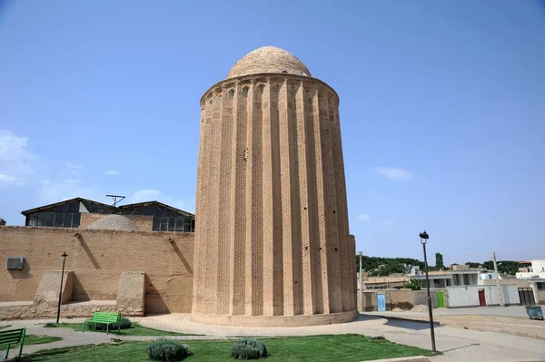 Bastam Mezarı Beyazidi Bistami Camii 'nin yanında yer almaktadır. Mezar Ilhanli döneminde inşa edildi. Mezarın üst kısmında fayans süslemeleri var. Semnan, İran.