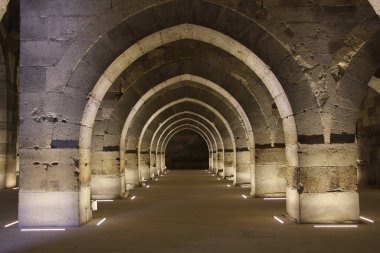 Sultanhani Caravanserai, Aksaray 'ın Sultanhani ilçesinde yer alır. Caravanserai, Seljuk döneminde inşa edildi. Caravanserai ipek yolda yer almaktadır..