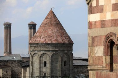 İkiz Minaret Madrasa, Erzurum Türkiye 'de yer almaktadır. Medrese, Seljuk döneminde inşa edildi. Mezar medresenin yanında..