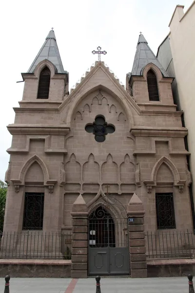 Konya 'daki St. Pavlos Katolik Kilisesi. Kilise Osmanlı döneminde 1910 yılında inşa edilmiştir. Kilise bugün ibadete açık..