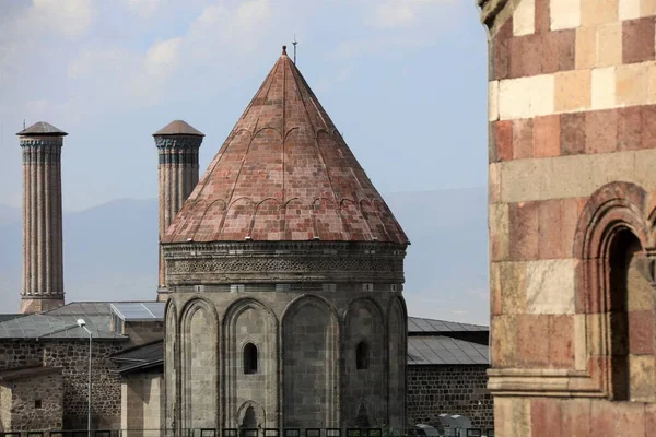 İkiz Minaret Madrasa, Erzurum Türkiye 'de yer almaktadır. Medrese, Seljuk döneminde inşa edildi. Mezar medresenin yanında..