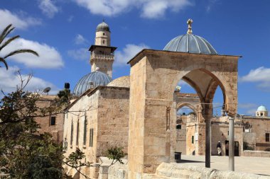 Mescid Aksa Camii Kudüs 'tedir. Cami avlusundan bir manzara. Eski Kentin Kubbesi 'ndeki Mescid-i Aksa. Mescid Aksa Camii 'nin avlusunda birçok tarihi bina vardır..