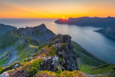 Norveç 'te şafak vakti, fiyorda tepeden bakan Husfjellet Dağı' nın tepesinden.