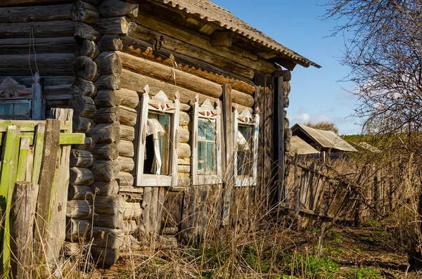 Starý Opuštěný Dřevěný Domek Ruském Vnitrozemí Šikmými Okny Okenicemi Zchátralou — Stock fotografie