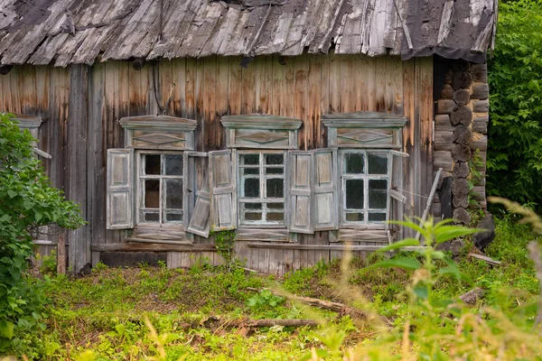 Старий Занедбаний Будиночок Російській Глибині Занедбаним Дахом Оббитим Вікном — стокове фото