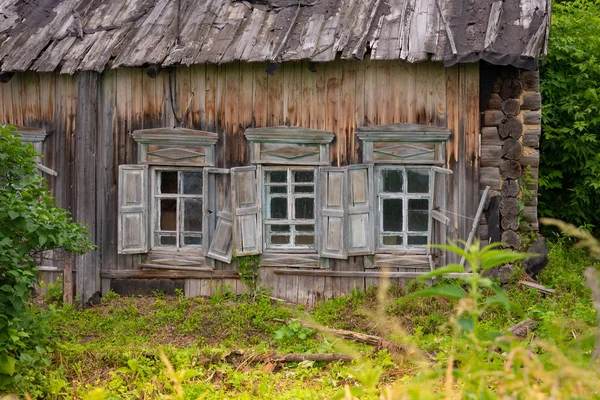 Una Vieja Casa Madera Abandonada Interior Ruso Con Techo Colapsado —  Fotos de Stock