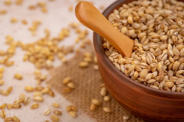 Primo Piano Orzo Perlato Con Cucchiaio Piatto Ceramica Tovagliolo Sparsi — Foto Stock