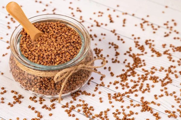 Großaufnahme Von Buchweizen Einem Glas Mit Einem Holzlöffel Juteschnur Und — Stockfoto