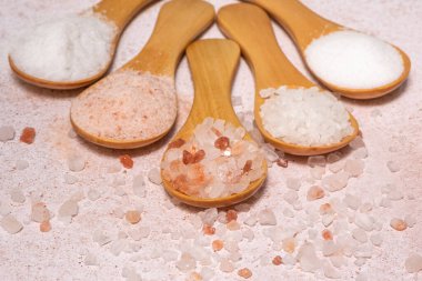 Masanın üzerindeki vantilatörde farklı tuza sahip beş tahta kaşık serpilmiştir: büyük pembe Himalaya, büyük deniz, küçük pembe, küçük beyaz, iyotlu.