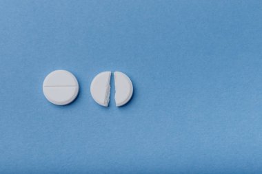 Mavi arka planda iki hap, ilaç.,