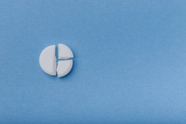 Bir tablet ikiye bölünmüş.