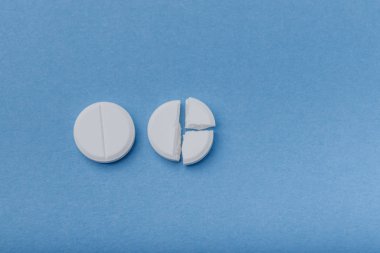 Mavi arka planda iki hap, ilaç.,