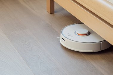 Robot elektrikli süpürge dairenin otomatik temizliğini gerçekleştirir
