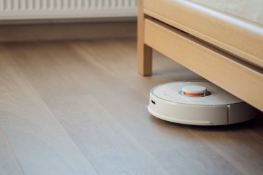 Robot elektrikli süpürge, akıllı dairenin otomatik temizliğini yapıyor.