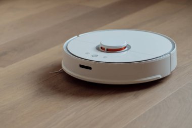 Robot elektrikli süpürge, akıllı dairenin otomatik temizliğini yapıyor.