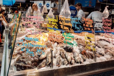 Taze deniz balığı ve deniz ürünleri. Pazarda taze deniz balığı.