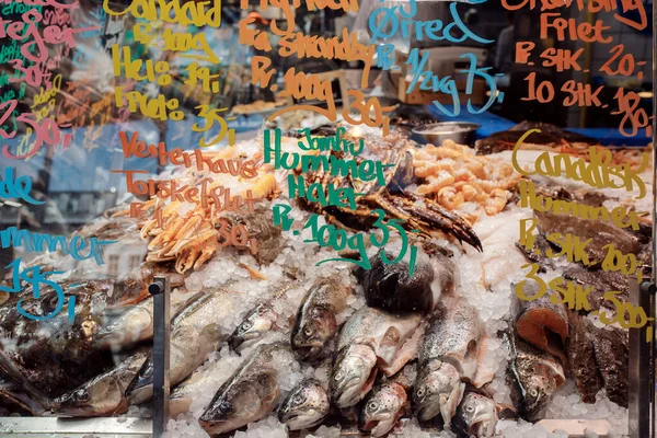 Frischer Meeresfisch und Meeresfrüchte. Frischer Meeresfisch auf dem Basar — Stockfoto