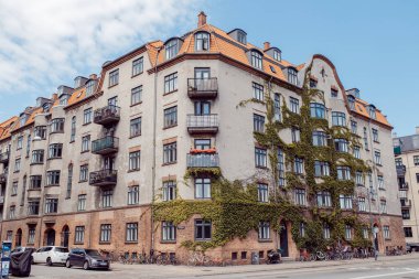Yazın Stockholm 'de gece manzarası. İsveç Stockholm mimari su evleri