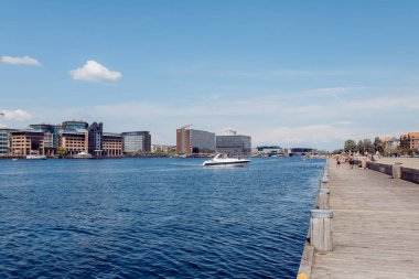 Yazın Stockholm 'de gece manzarası. İsveç Stockholm mimari su evleri