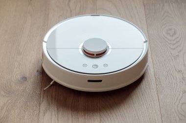 Robot elektrikli süpürge, akıllı dairenin otomatik temizliğini yapıyor.