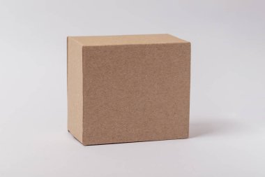 Teslimat, modelleme, paket ve hediye konsepti - beyaz üzerine izole edilmiş karton kutu