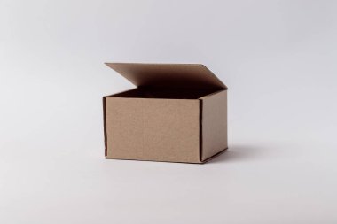 Teslimat, modelleme, paket ve hediye konsepti - beyaz üzerine izole edilmiş karton kutu