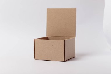 Teslimat, modelleme, paket ve hediye konsepti - beyaz üzerine izole edilmiş karton kutu