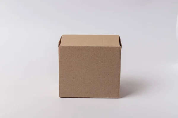 Gesloten kartonnen doos geïsoleerd op witte achtergrond Mockup voor ontwerp — Stockfoto