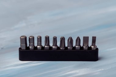 Tornavida için birkaç parça. Tornavida için metal parçalar. Ev kullanımı için araç ayarlandı. Farklı boyutlarda altıgen sürücüsü. Konsepti onar