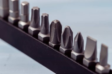 Tornavida için birkaç parça. Tornavida için metal parçalar. Ev kullanımı için araç ayarlandı. Farklı boyutlarda altıgen sürücüsü. Konsepti onar