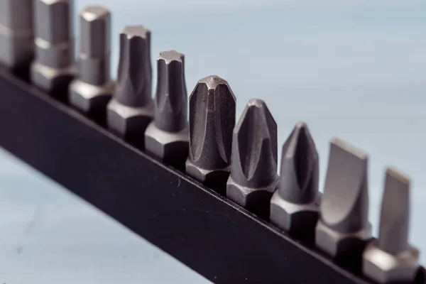 螺丝刀的一组零件 螺丝刀用金属碎片家庭使用的一套工具 不同尺寸的六角驱动装置 修理概念 — 图库照片