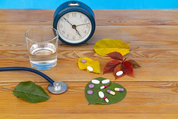 Relógio Despertador Para Adoção Oportuna Pílulas Estetoscópio Pílulas Multicoloridas Fundo — Fotografia de Stock