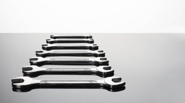 Gri bir arka planda anahtarlar. Ayna yüzeyi. Bir düzlemde görüntüle. Boşluğu kopyala.