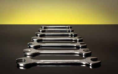 Sarı arka planda anahtarlar. Ayna yüzeyi. Uçağı izle..