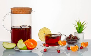 Soğuk algınlığını önleme. Ayna yüzeyinde gül suyu, elma, limon ve mandalina..